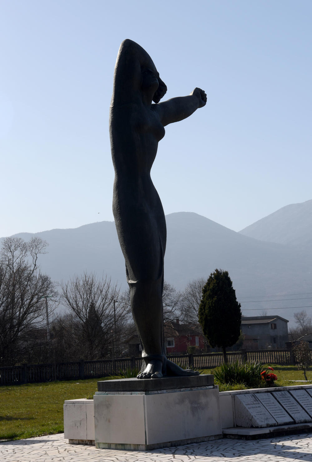 <p>Od 52 strijeljanih pripadnika Saveza komunističke omladine Jugoslavije 22. jula 1944. godine, 24 su bile žene, a zločin se pripisuje njemačkim okupatorima i domaćim izdajnicima - četnicima</p>