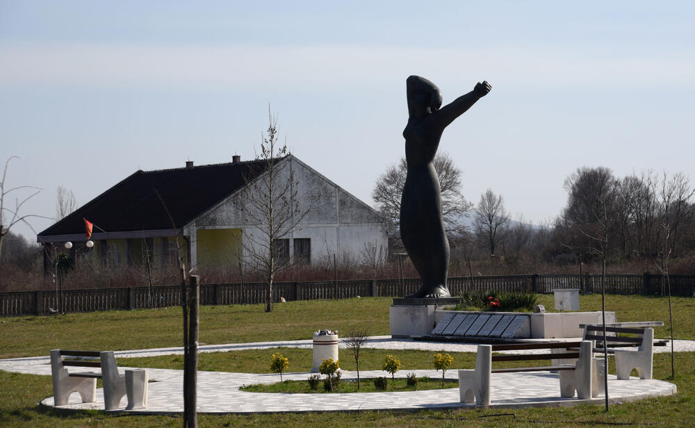 <p>Od 52 strijeljanih pripadnika Saveza komunističke omladine Jugoslavije 22. jula 1944. godine, 24 su bile žene, a zločin se pripisuje njemačkim okupatorima i domaćim izdajnicima - četnicima</p>