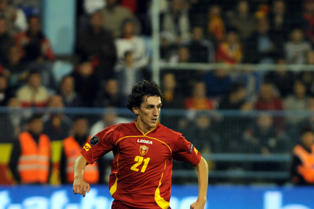 Stefan Savić na meču sa Švajcarskom 2010. godine, Foto: Savo Prelević