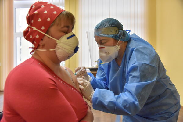 Ukrajina: Doktori se nisu pojavili na vakcinaciji, vakcine bačene
