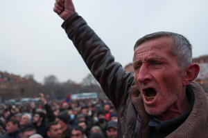 Pristalice premijera Jermenije i opozicioni demonstranti odvojeno...