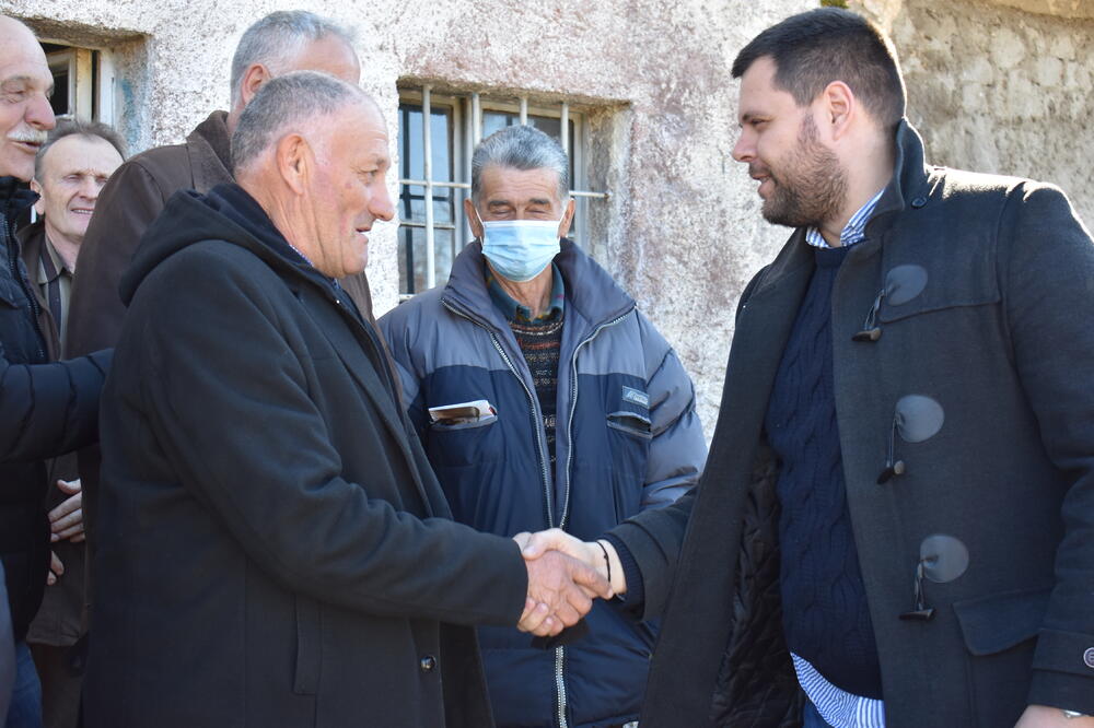 Kovačević (desno) sa mještanima Golije, Foto: Za budućnost Nikšića