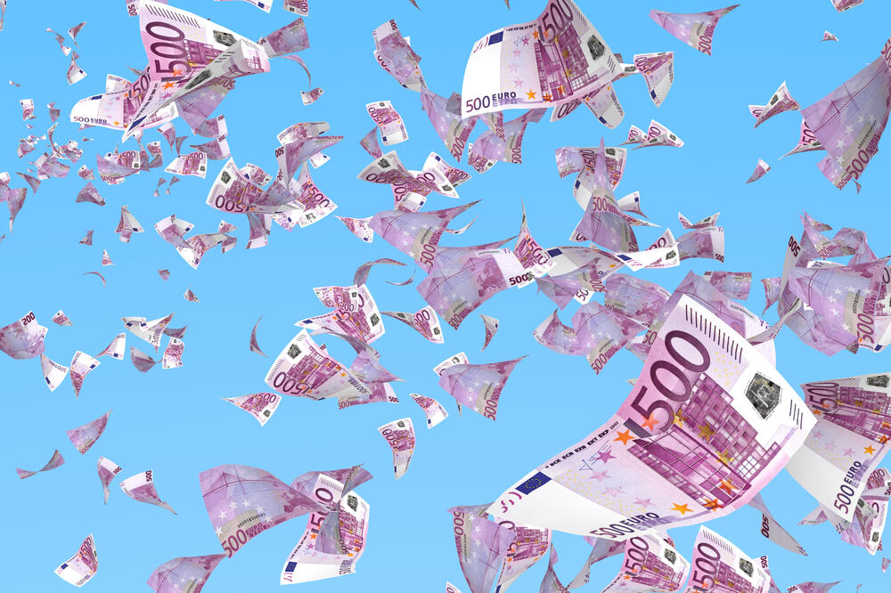 Prosječna plata u Tivtu za 208 eura veća nego u Ulcinju, Foto: Shutterstock