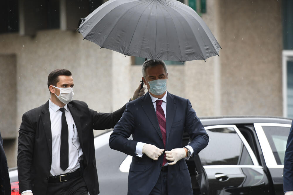 Đukanovićev kabinet burno reagovao na poziv da se vrati službeni majbah, Foto: Savo Prelević