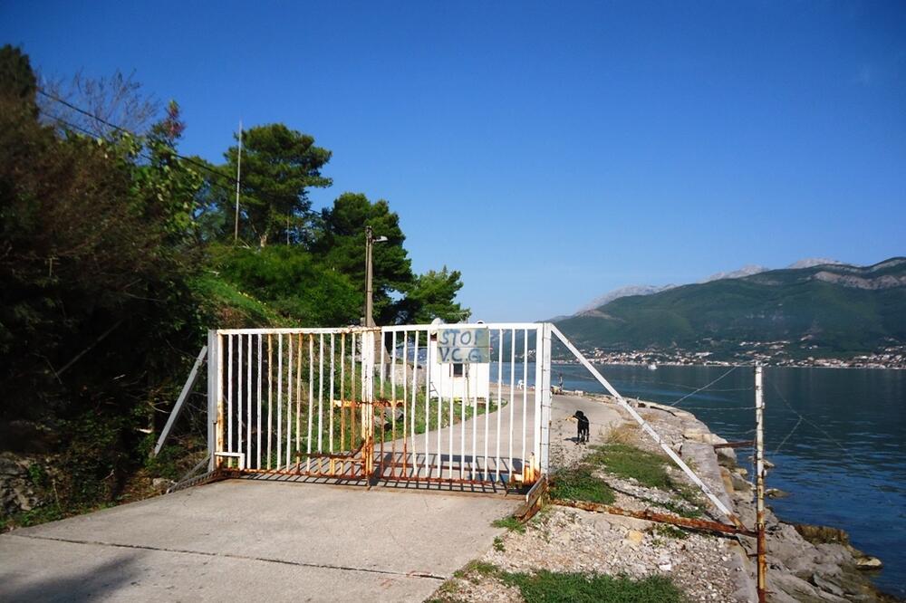 Ulazna kapija u nekadašnji vojni kompleks Petrović, Foto: Siniša Luković