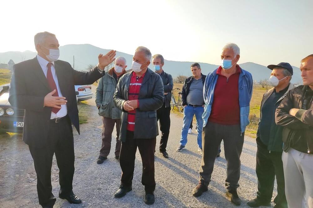 Ministar Mitrović u razgovoru sa mještanima Botuna, Foto: Twitter.com/mrtme