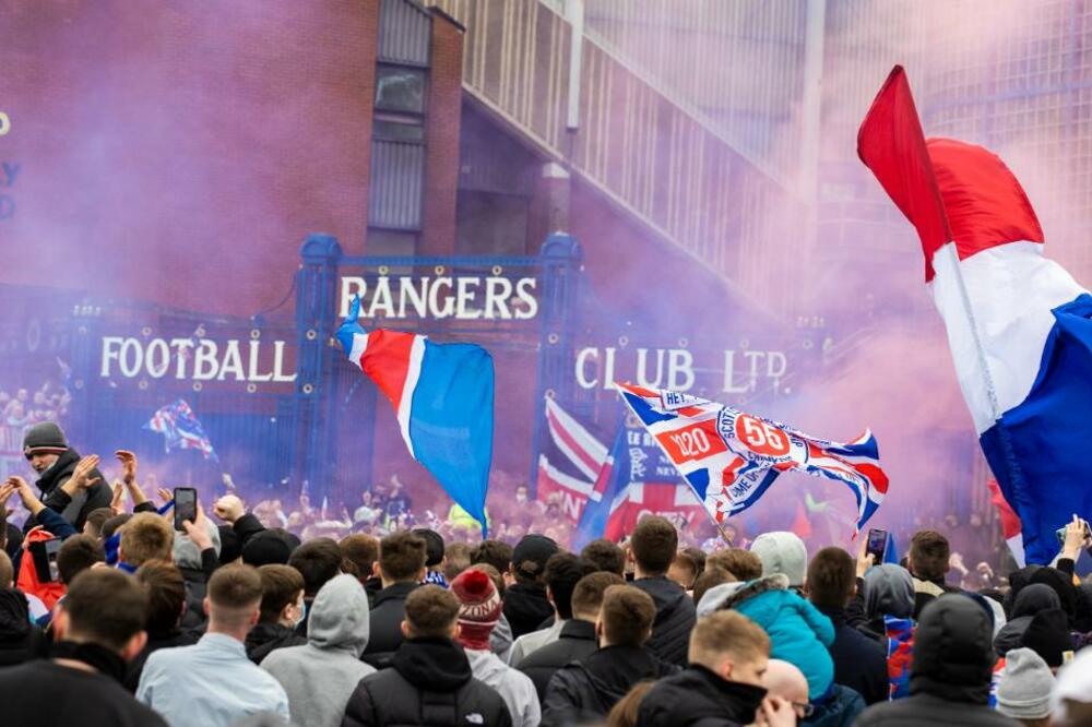 navijači Rendžersa ispred stadiona, Foto: Printscreen