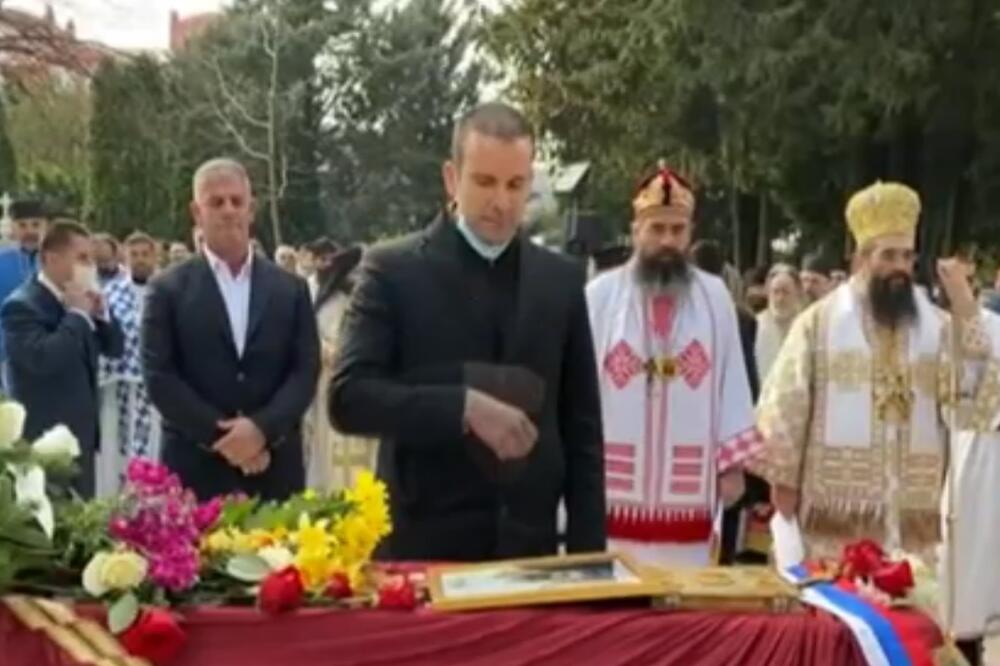 Na sahrani nosili zaštitne maske osim dok su se pomolili, Foto: Screenshot