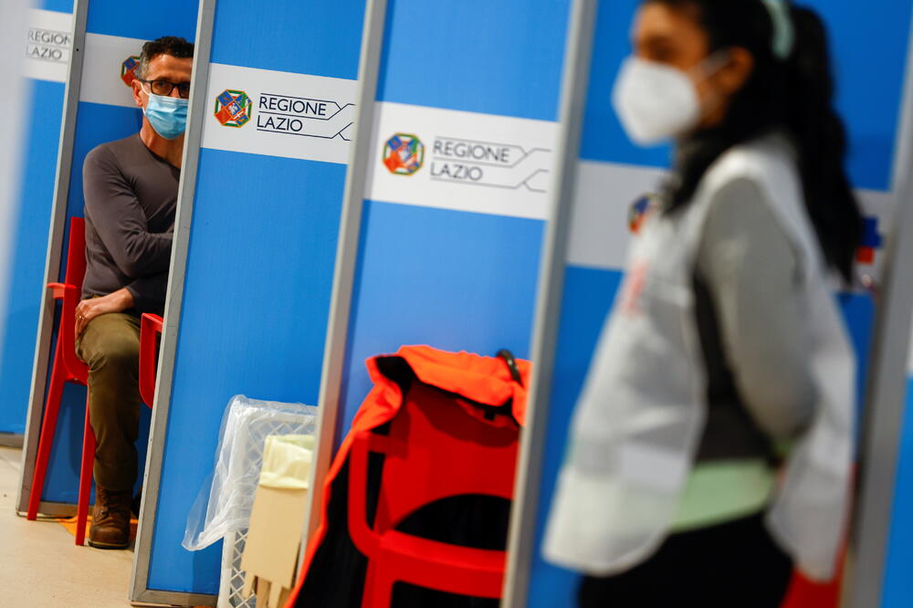 Vakcinacija na aerodromu u Rimu, Foto: Reuters