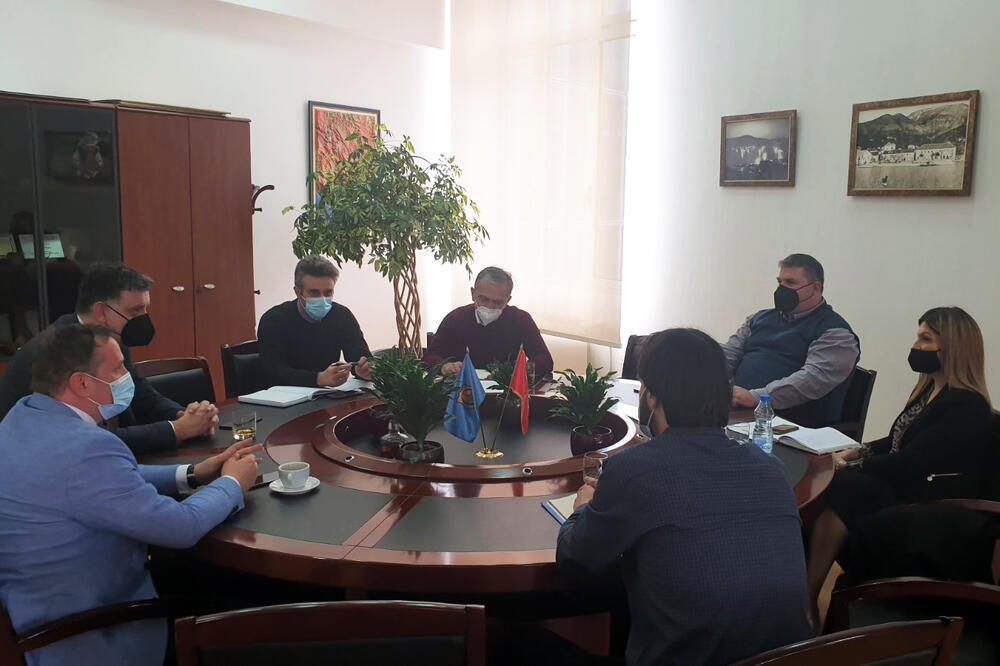 Sa sastanka lokalne uprave i predstavnika Upave javnih radova, Foto: Opština Tivat
