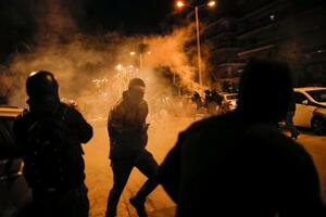 Policijsku stanicu u Atini napali mladi koji protestuju zbog...