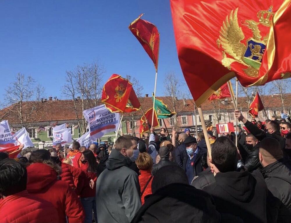 Okupljanje pristalica DPS i ZBNK na nikšićkom trgu