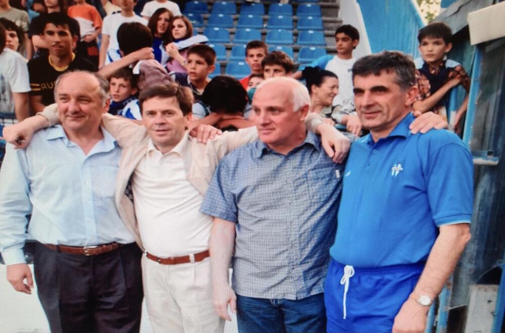 Trener Branko Babić sa tadašnjim čelnicima Budućnosti - Kemalom Đečevićem, Žarkom Vukčevićem i Mojašom Radonjićem