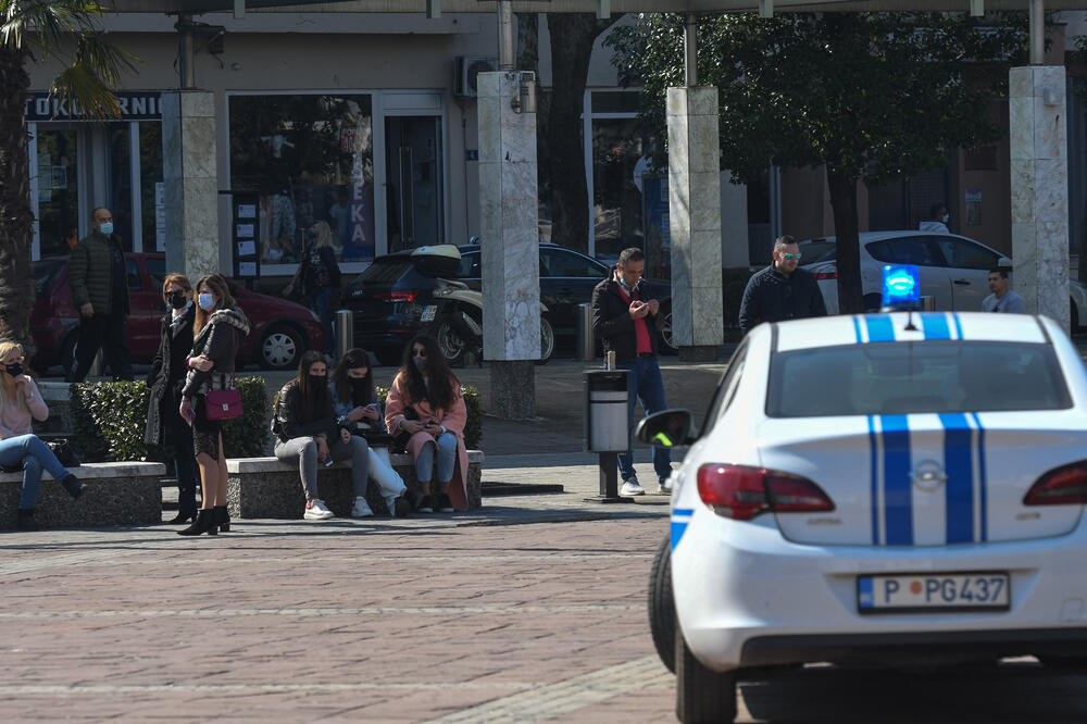 Kontrola poštovanja mjera u Podgorici, Foto: Savo Prelević