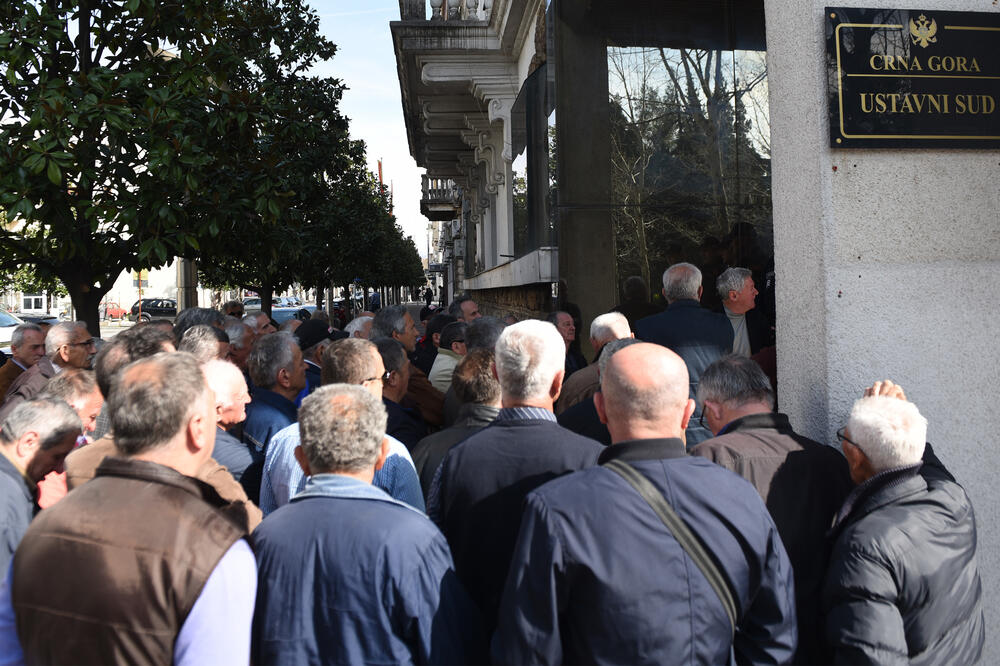Sa jednog od ranijih protesta dakićevaca pred Ustavnim sudom, Foto: Savo Prelević