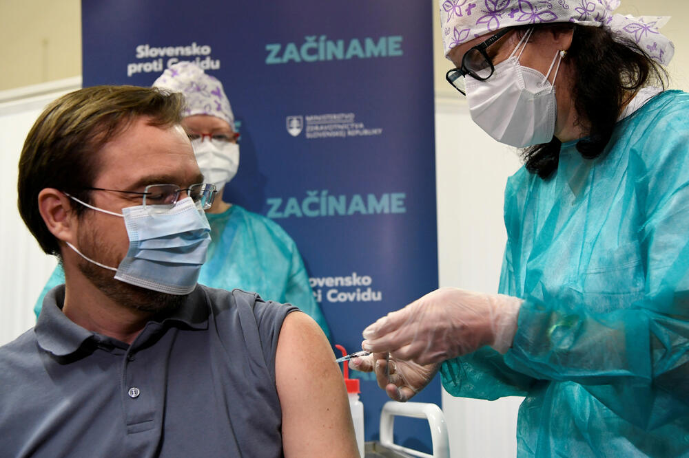 Krajči prima Fajzerovu vakcinu u decembru 2020., Foto: Reuters