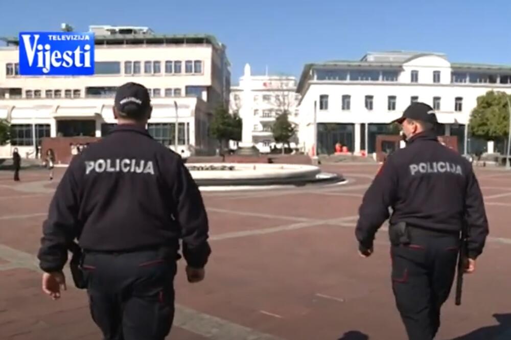Policajci na Trgu nezavisnosti u Podgorici, Foto: TV Vijesti