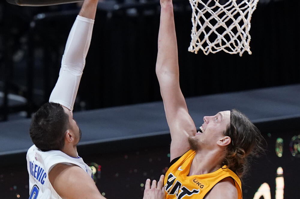 Vučević u duelu sa Olinikom, Foto: AP