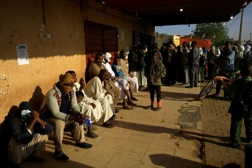 Sudan- čekanje ljudi u redu da uzmu hleb, Foto: Reuters