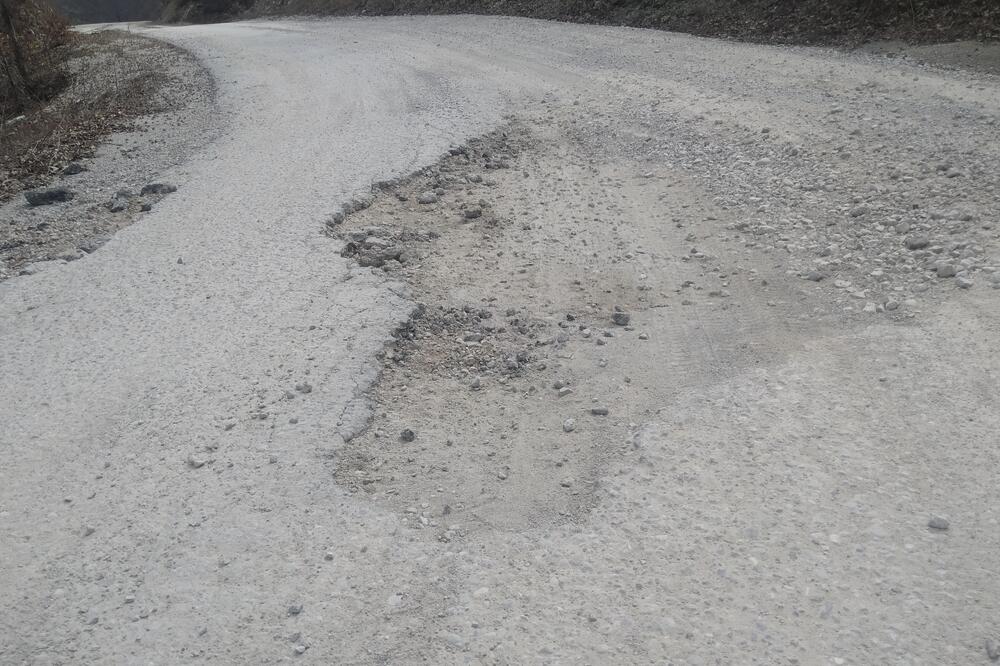 Rupa na putu od Pelevog brijega do Mateševa, Foto: Borko Ždero