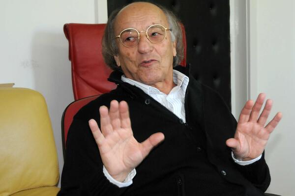 Onaj koji posmatra svoj odraz u ogledalu: O romanu "Grad u zrcalu&rdquo;...