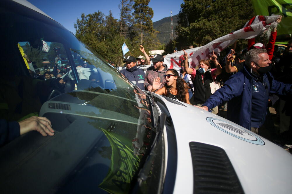 Demonstranti pored vozila u kome je bio Fernandez, Foto: Reuters