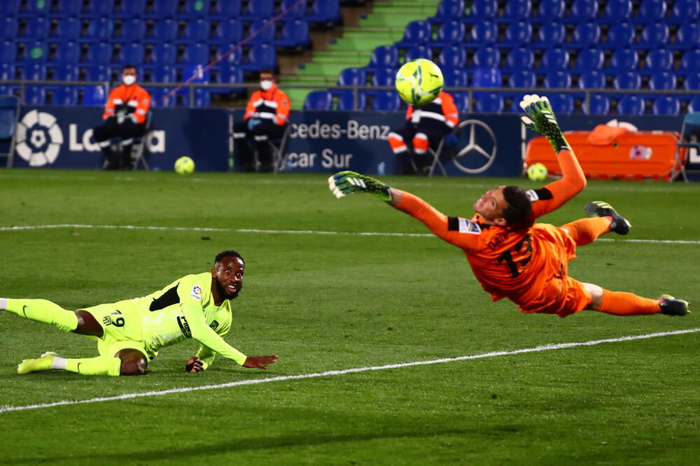 Dembele pred golom Hetafea, Foto: Reuters