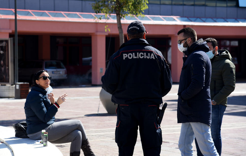 <p>Policajci tvrde da je manje ljudi na ulicama nakon policijskog časa, otkad su stupile na snagu nove mjere</p>