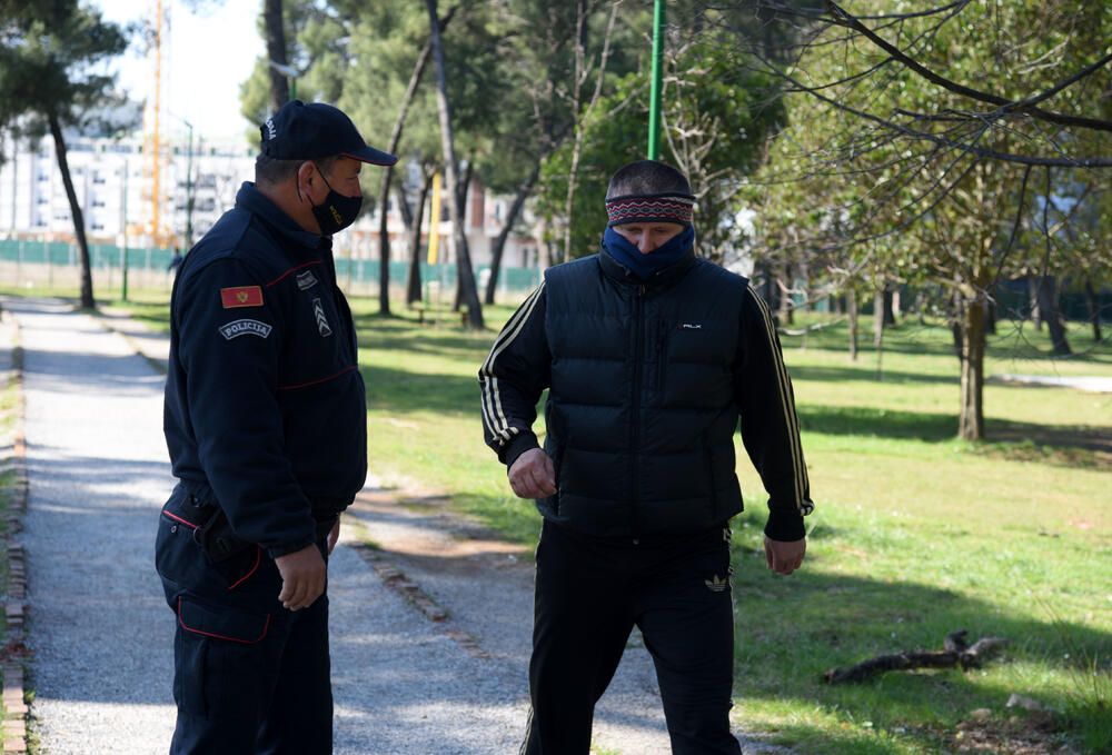 <p>Policajci tvrde da je manje ljudi na ulicama nakon policijskog časa, otkad su stupile na snagu nove mjere</p>