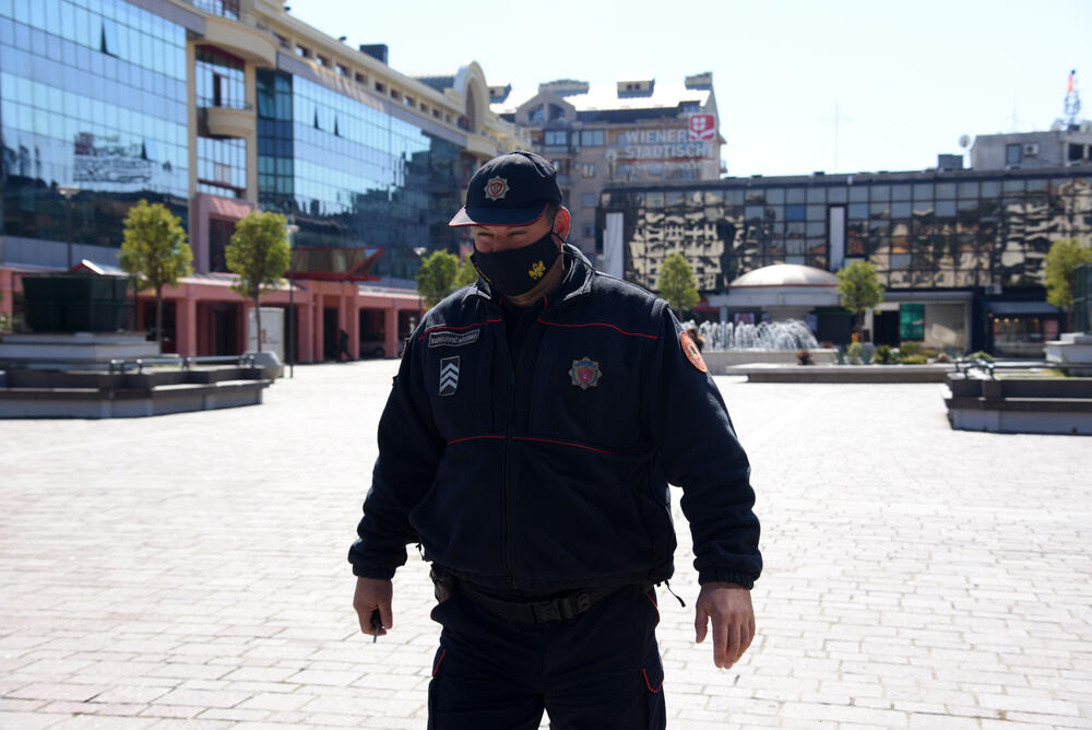 <p>Policajci tvrde da je manje ljudi na ulicama nakon policijskog časa, otkad su stupile na snagu nove mjere</p>