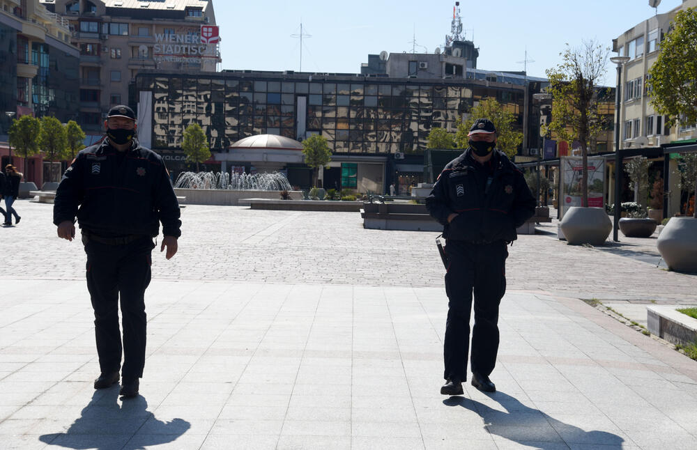 <p>Policajci tvrde da je manje ljudi na ulicama nakon policijskog časa, otkad su stupile na snagu nove mjere</p>