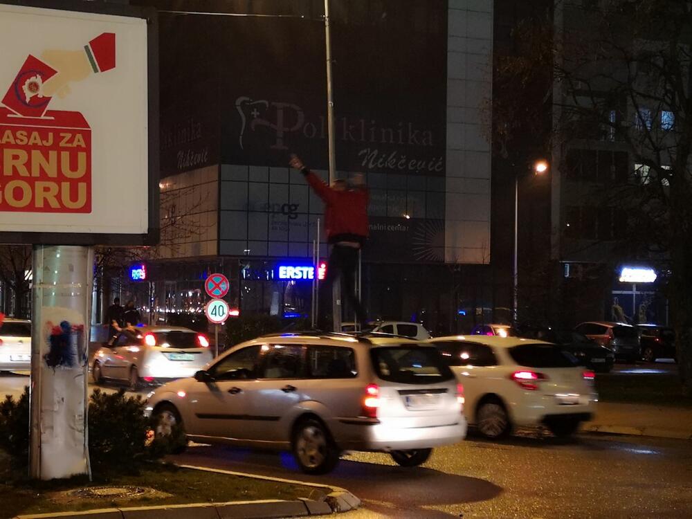 <p>Uprava policije apelovala je ranije na građane Nikšića, ali i u cijele države, da poštuju epidemiološke mjere i da se uzdrže od masovnih okupljanja</p>