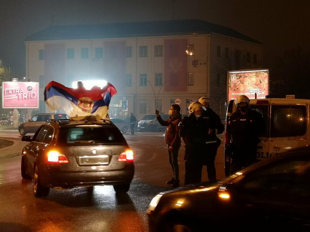 <p>Uprava policije apelovala je ranije na građane Nikšića, ali i u cijele države, da poštuju epidemiološke mjere i da se uzdrže od masovnih okupljanja</p>