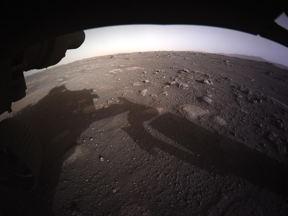Jedna od prvih fotografija snimljena na dan slijetanja rovera “Perservance” na Mars 