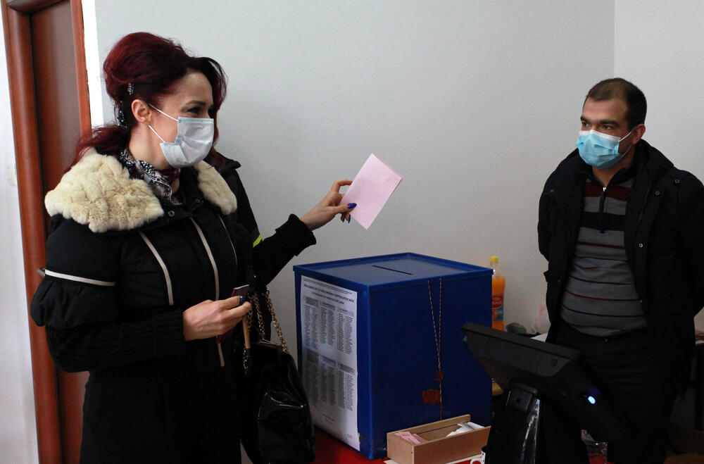 <p>Demokratska partija socijalista osvojila najviše glasova, "Za budućnost Nikšića" daleko ispod očekivanja, veliki rast koalicije "Mir je naša nacija", po mandat za "Crno na bijelo" i Narodni pokret, SDP ostao ispod cenzusa. Pobjeda usred pandemije slavljena uz masovno kršenje mjera, istakli se aktivisti i simpatizeri koalicije ZBNK</p>