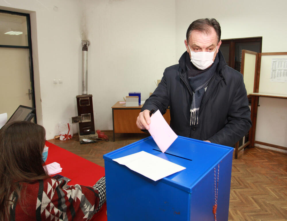 <p>Demokratska partija socijalista osvojila najviše glasova, "Za budućnost Nikšića" daleko ispod očekivanja, veliki rast koalicije "Mir je naša nacija", po mandat za "Crno na bijelo" i Narodni pokret, SDP ostao ispod cenzusa. Pobjeda usred pandemije slavljena uz masovno kršenje mjera, istakli se aktivisti i simpatizeri koalicije ZBNK</p>