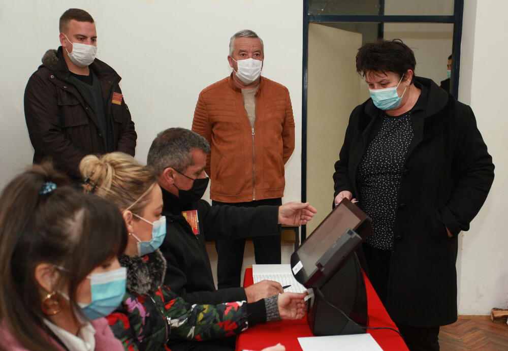 <p>Demokratska partija socijalista osvojila najviše glasova, "Za budućnost Nikšića" daleko ispod očekivanja, veliki rast koalicije "Mir je naša nacija", po mandat za "Crno na bijelo" i Narodni pokret, SDP ostao ispod cenzusa. Pobjeda usred pandemije slavljena uz masovno kršenje mjera, istakli se aktivisti i simpatizeri koalicije ZBNK</p>