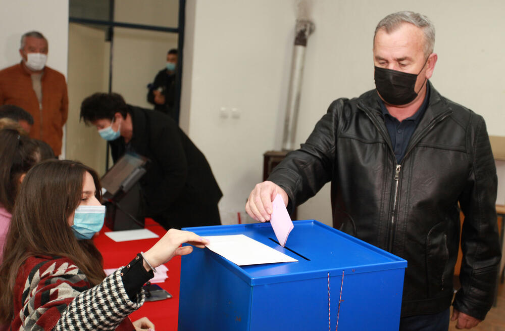 <p>Demokratska partija socijalista osvojila najviše glasova, "Za budućnost Nikšića" daleko ispod očekivanja, veliki rast koalicije "Mir je naša nacija", po mandat za "Crno na bijelo" i Narodni pokret, SDP ostao ispod cenzusa. Pobjeda usred pandemije slavljena uz masovno kršenje mjera, istakli se aktivisti i simpatizeri koalicije ZBNK</p>