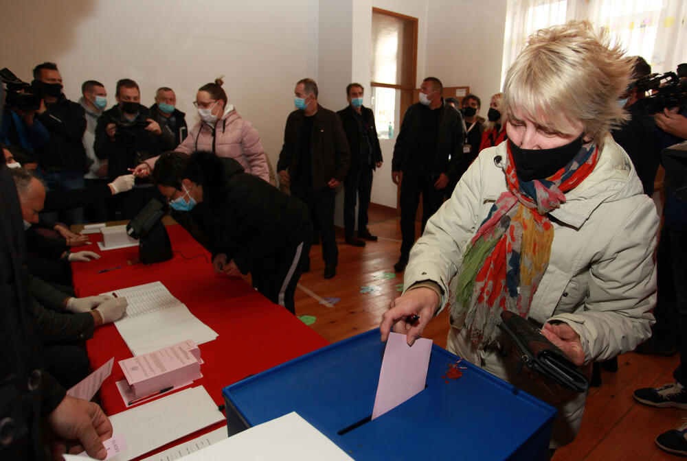<p>Demokratska partija socijalista osvojila najviše glasova, "Za budućnost Nikšića" daleko ispod očekivanja, veliki rast koalicije "Mir je naša nacija", po mandat za "Crno na bijelo" i Narodni pokret, SDP ostao ispod cenzusa. Pobjeda usred pandemije slavljena uz masovno kršenje mjera, istakli se aktivisti i simpatizeri koalicije ZBNK</p>