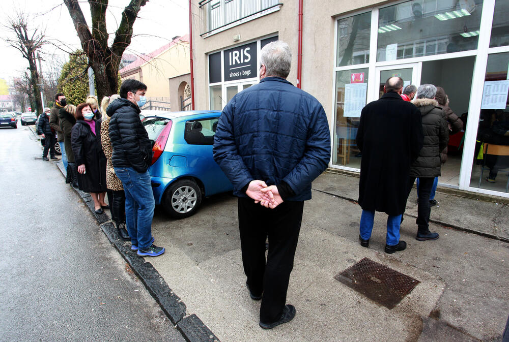 <p>Demokratska partija socijalista osvojila najviše glasova, "Za budućnost Nikšića" daleko ispod očekivanja, veliki rast koalicije "Mir je naša nacija", po mandat za "Crno na bijelo" i Narodni pokret, SDP ostao ispod cenzusa. Pobjeda usred pandemije slavljena uz masovno kršenje mjera, istakli se aktivisti i simpatizeri koalicije ZBNK</p>