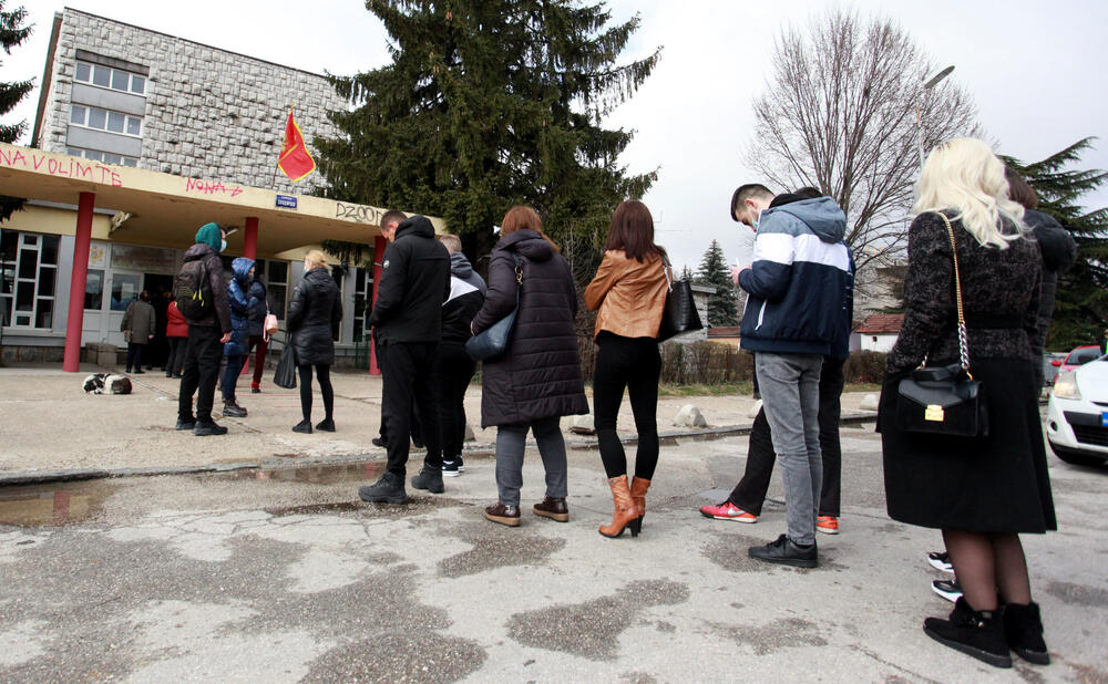 <p>Demokratska partija socijalista osvojila najviše glasova, "Za budućnost Nikšića" daleko ispod očekivanja, veliki rast koalicije "Mir je naša nacija", po mandat za "Crno na bijelo" i Narodni pokret, SDP ostao ispod cenzusa. Pobjeda usred pandemije slavljena uz masovno kršenje mjera, istakli se aktivisti i simpatizeri koalicije ZBNK</p>