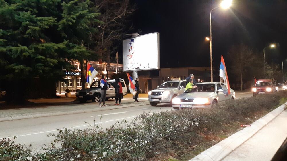 <p>Nekoliko vozila sa istanutim zastavama Srbije kružilo je oko Sabornog hrama u Podgorici. Grupa od isključivo mlađih ljudi ranije je probala da uđe na plato ispred hrama, ali im nije dozvoljeno</p>