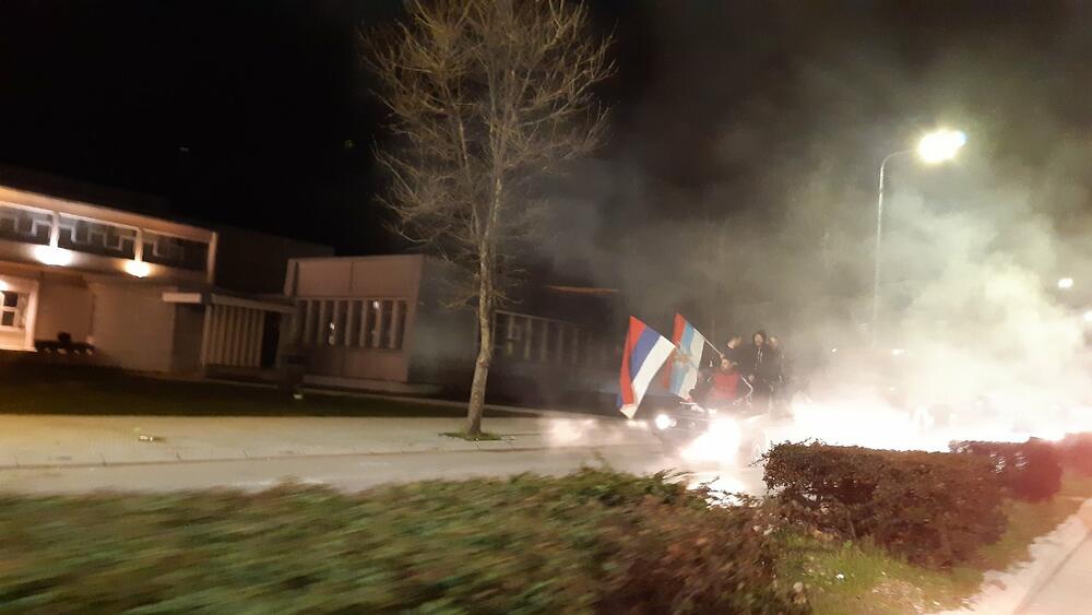 <p>Nekoliko vozila sa istanutim zastavama Srbije kružilo je oko Sabornog hrama u Podgorici. Grupa od isključivo mlađih ljudi ranije je probala da uđe na plato ispred hrama, ali im nije dozvoljeno</p>