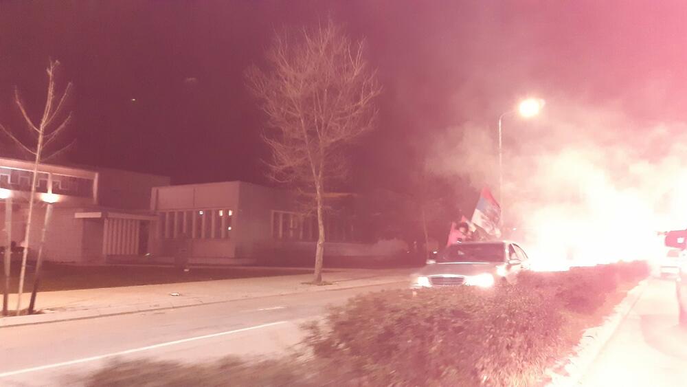 <p>Nekoliko vozila sa istanutim zastavama Srbije kružilo je oko Sabornog hrama u Podgorici. Grupa od isključivo mlađih ljudi ranije je probala da uđe na plato ispred hrama, ali im nije dozvoljeno</p>