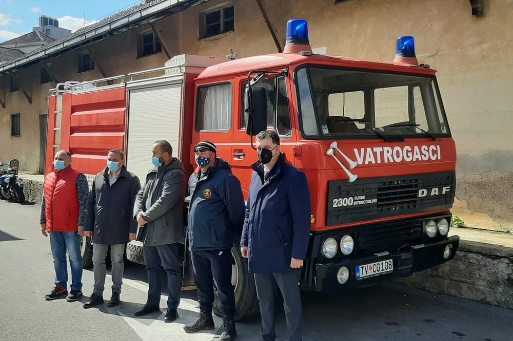 Sa dodjele vatrogasnog vozila DVD Tivat, Foto: Siniša Luković