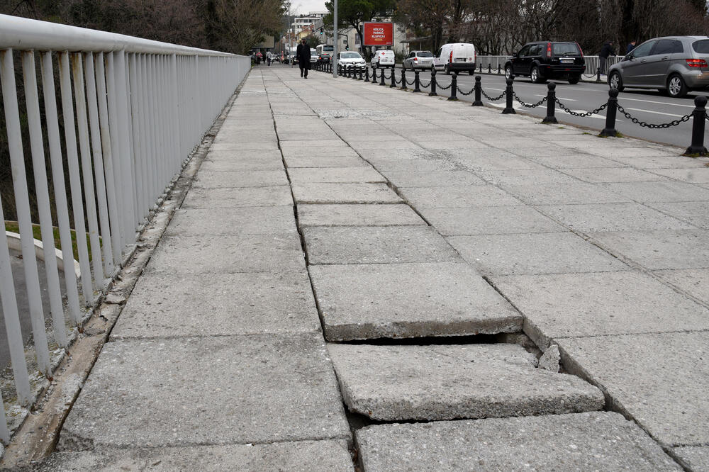 Propale ploče na mostu, Foto: Savo Prelević