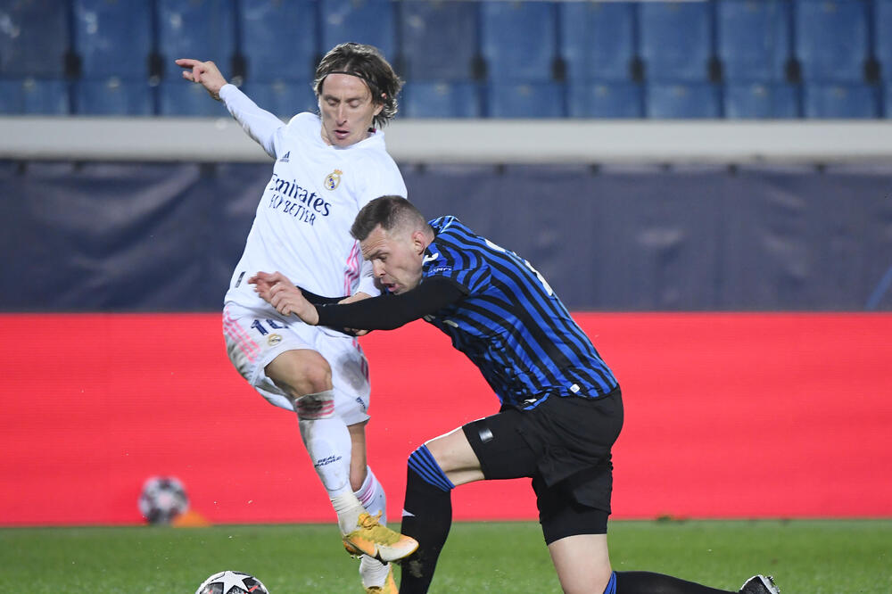 Luka Modrić u duelu sa Iličićem, Foto: Reuters