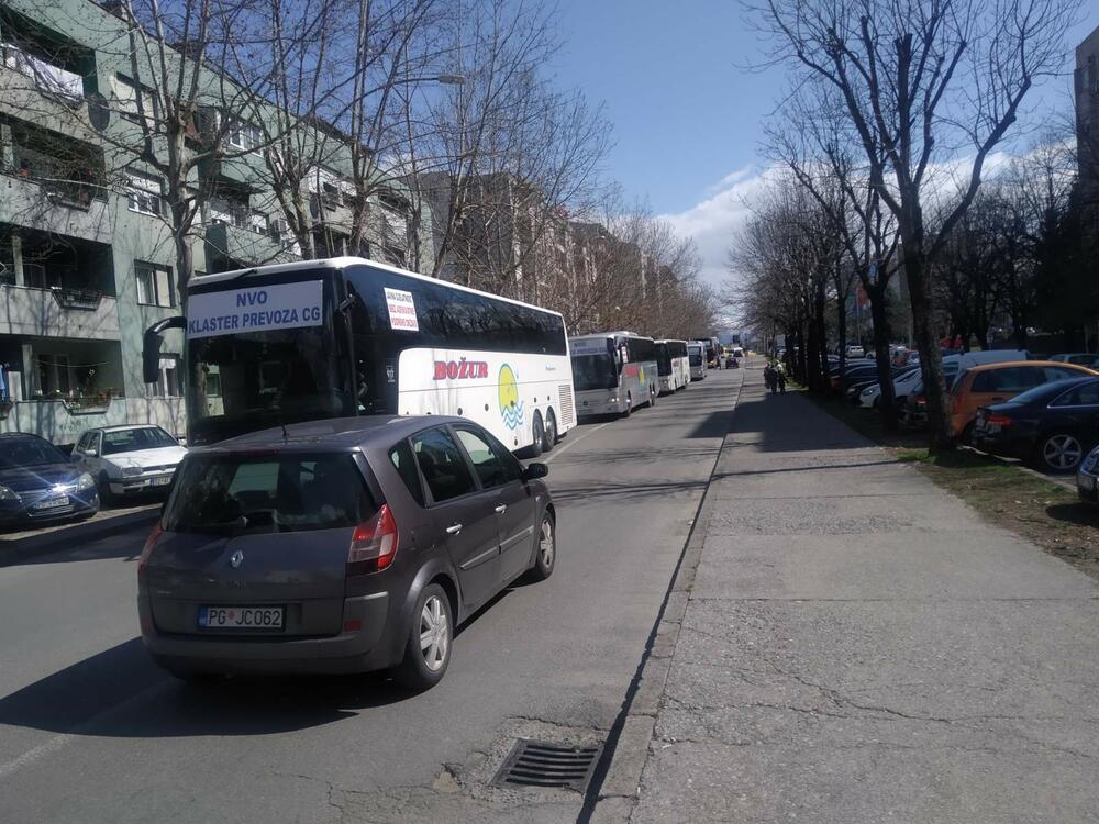 <p>Predstavnik NVO "Klaster prevoza Crne Gore", Milan Stanović, kazao je da su primorani na ovakav vid protesta, jer nisu dobili nikakav odgovor od nadležnih institucija</p>