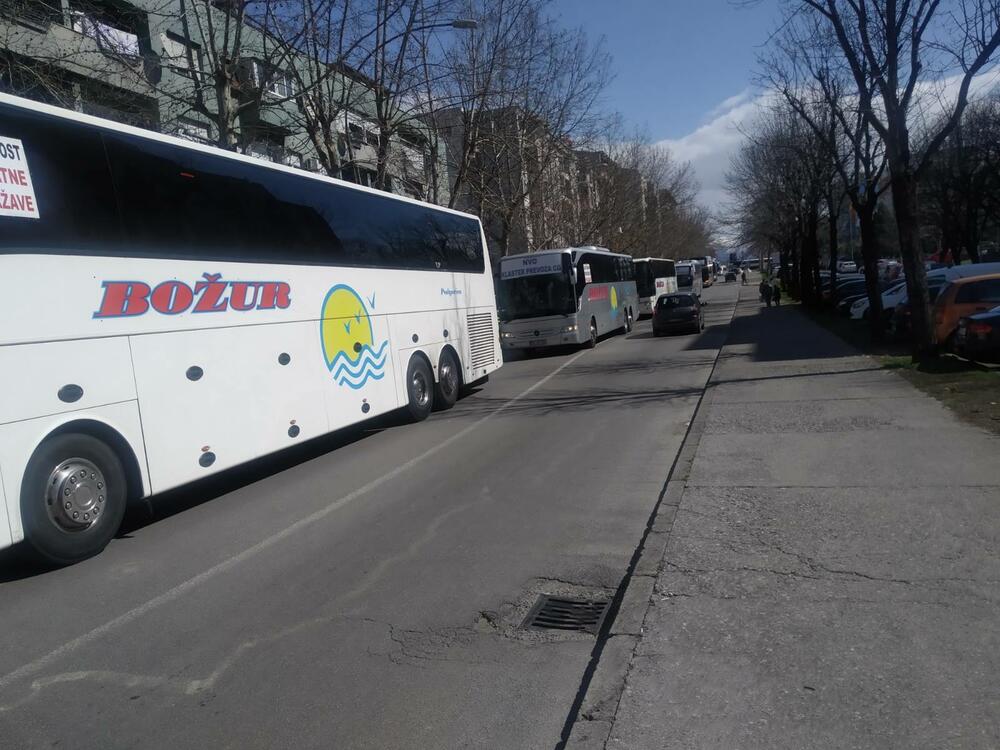 <p>Predstavnik NVO "Klaster prevoza Crne Gore", Milan Stanović, kazao je da su primorani na ovakav vid protesta, jer nisu dobili nikakav odgovor od nadležnih institucija</p>