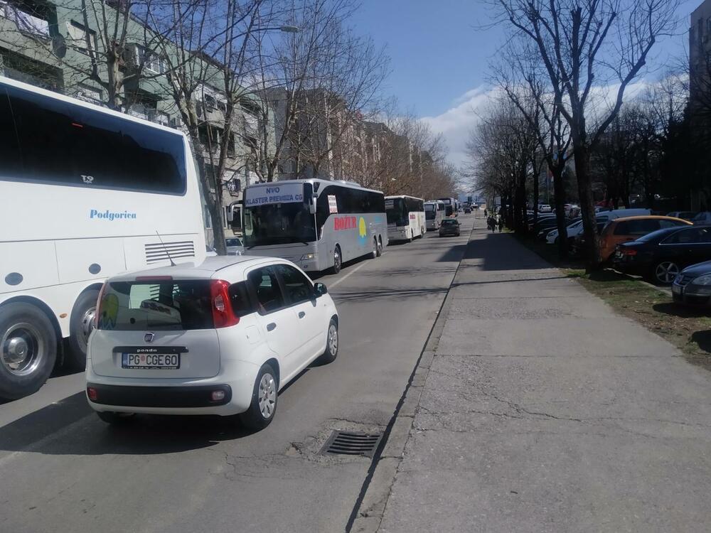 <p>Predstavnik NVO "Klaster prevoza Crne Gore", Milan Stanović, kazao je da su primorani na ovakav vid protesta, jer nisu dobili nikakav odgovor od nadležnih institucija</p>